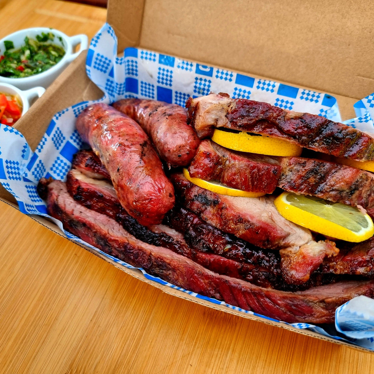 Combo Amigo – Argentinian BBQ platter with brisket, pork neck, sausages and fries